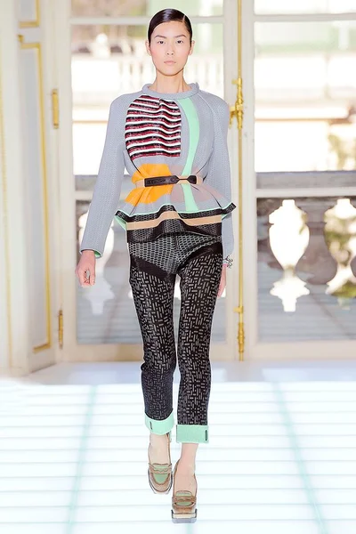 Look 10